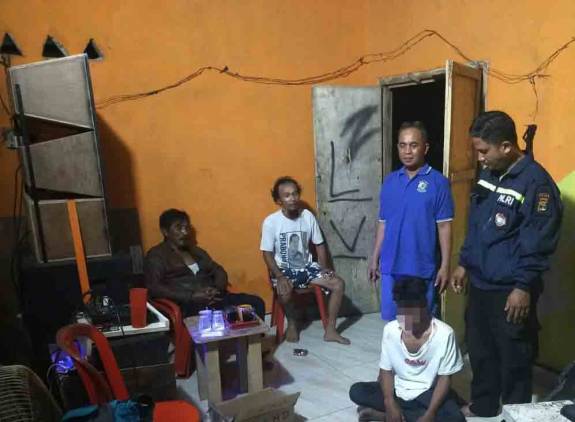 CuplikCom-Bhabinkamtibmas-dan-warga Amankan-Pelaku-Pencurian-di-Desa-Agom-14052025170407-IMG-20250514-WA0047.jpg